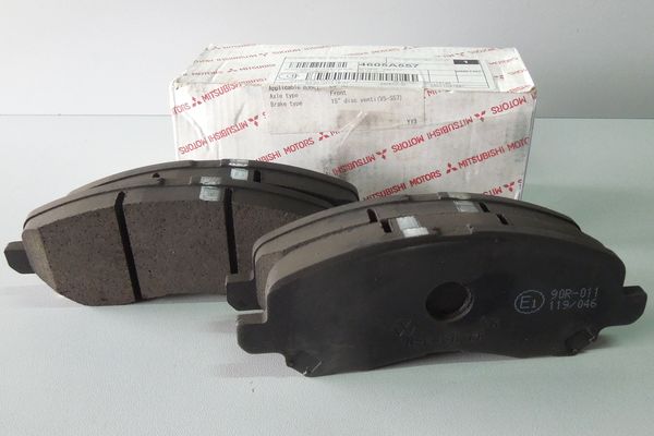 Mitsubishi 4605A557 Disc brake pad set 4605A557: Buy near me in Poland at 2407.PL - Good price!