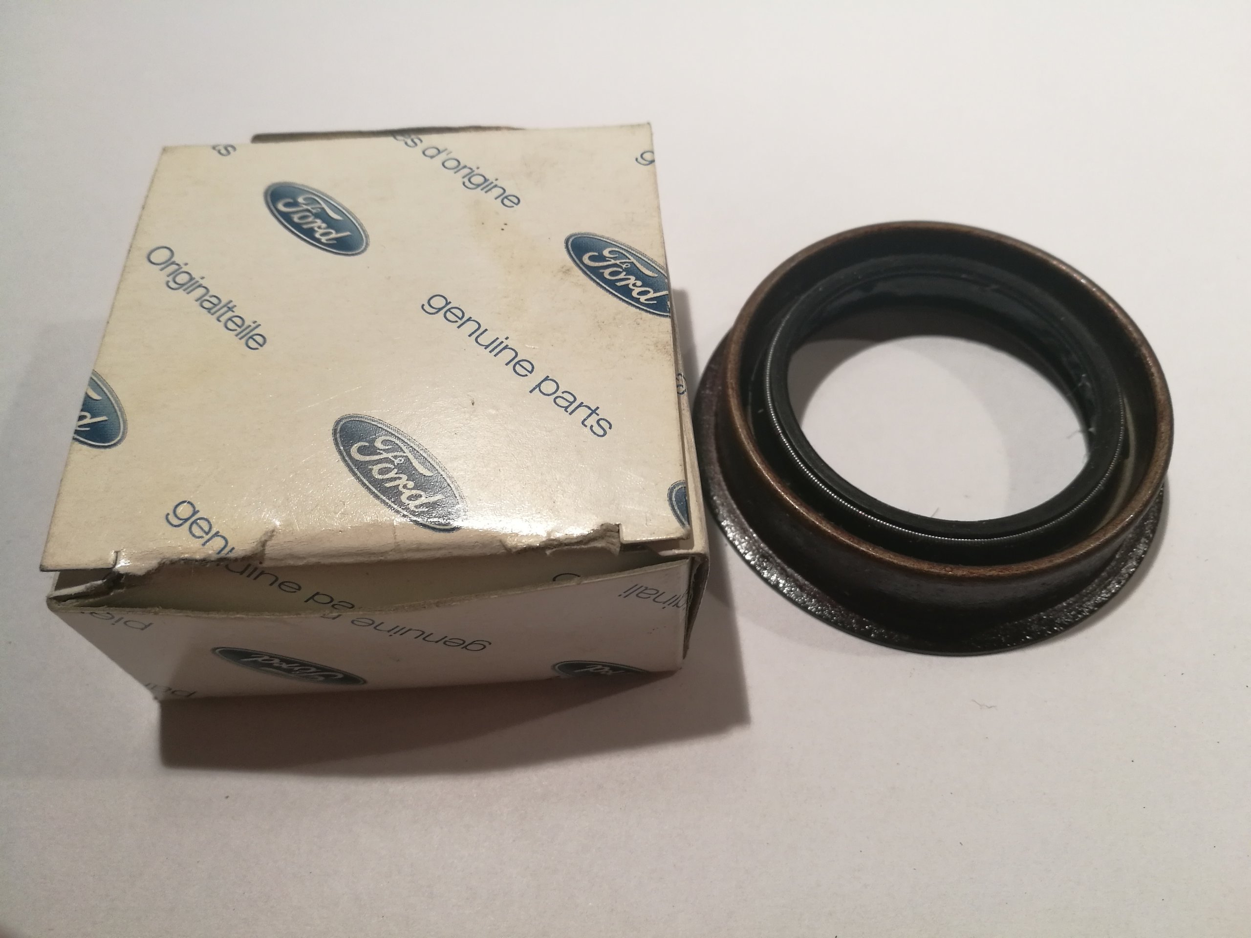 Ford 1 065 148 SEAL OIL-DIFFERENTIAL left 1065148: Buy near me in Poland at 2407.PL - Good price!